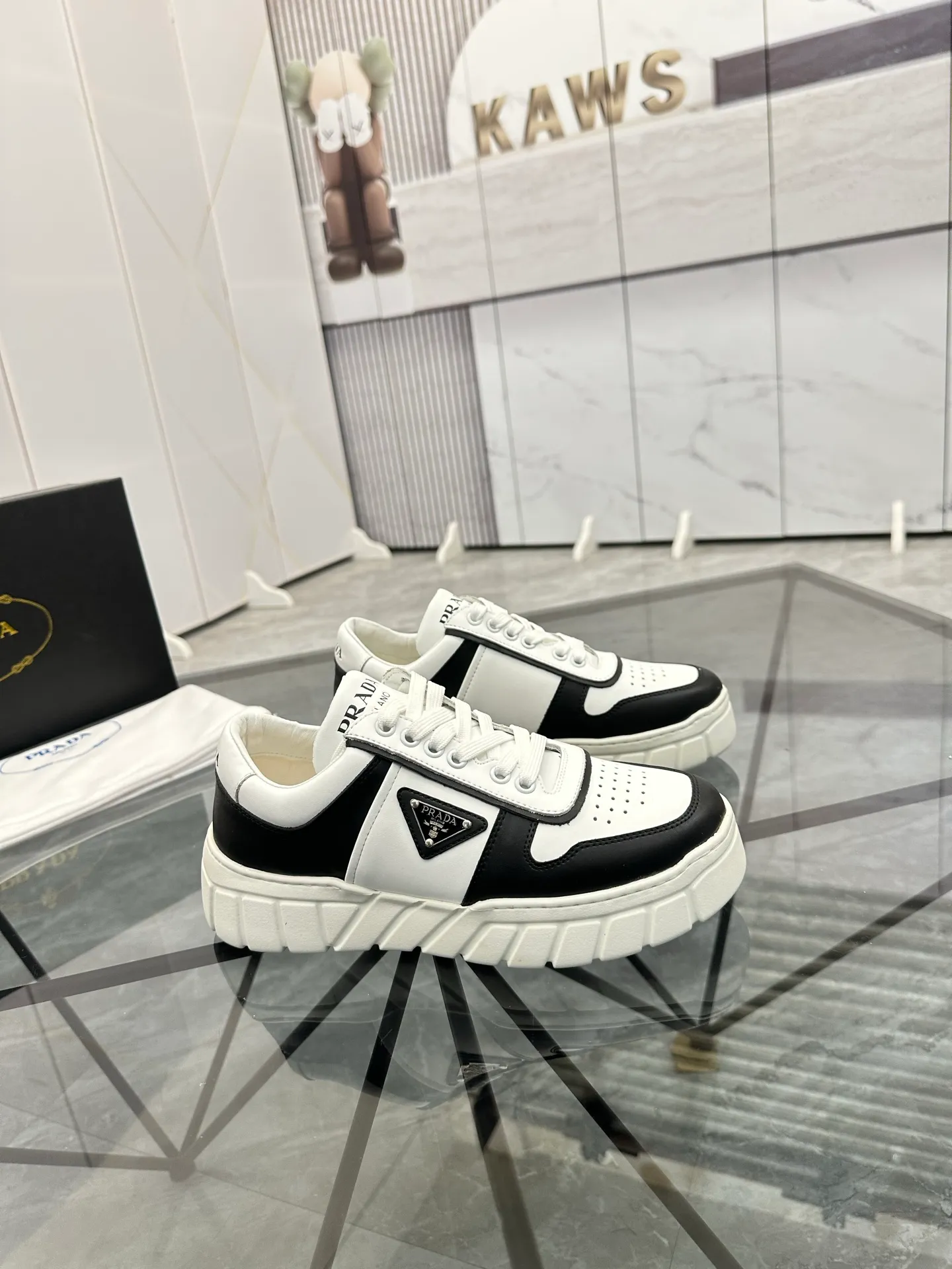 Men's shoes: 💰P420¥ Product trademark: Prada *"Prada*" low-top casual shoes Regular size: 38-44 (can be customized to 45) Product materials: imported cowhide upper, sheepskin lining, original outsole. Number: 020